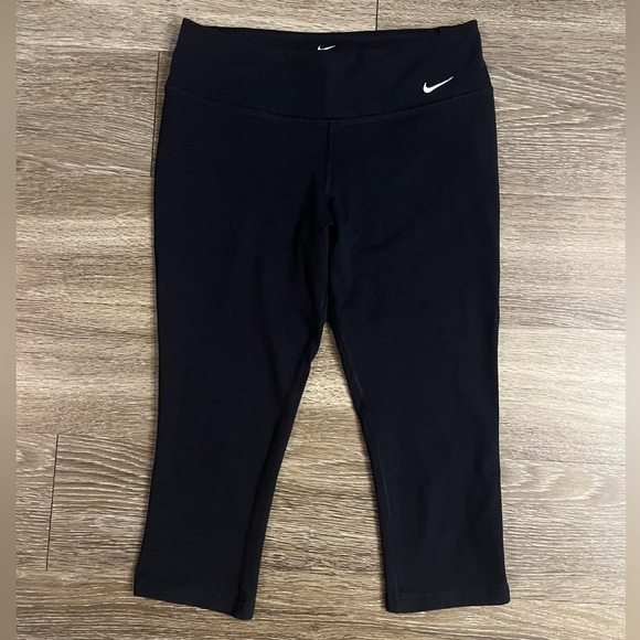 Nike Gentle-Support High-Waisted Cropped Leggings in Black Size Medium - Picture 4 of 6